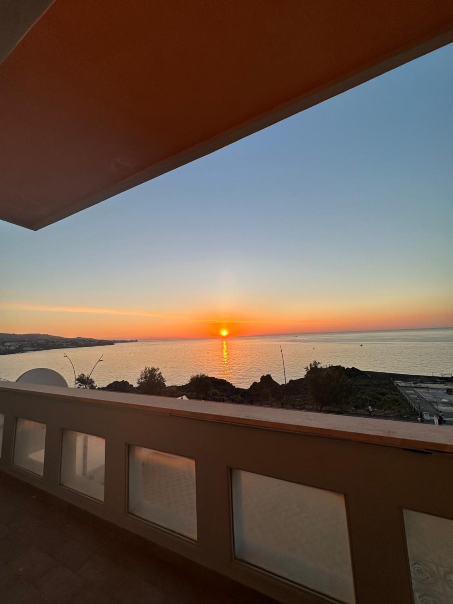 Perla Marina Sea View Apartment Катания Екстериор снимка