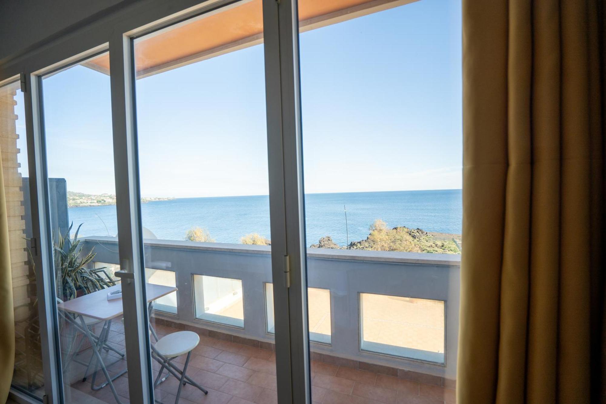 Perla Marina Sea View Apartment Катания Екстериор снимка