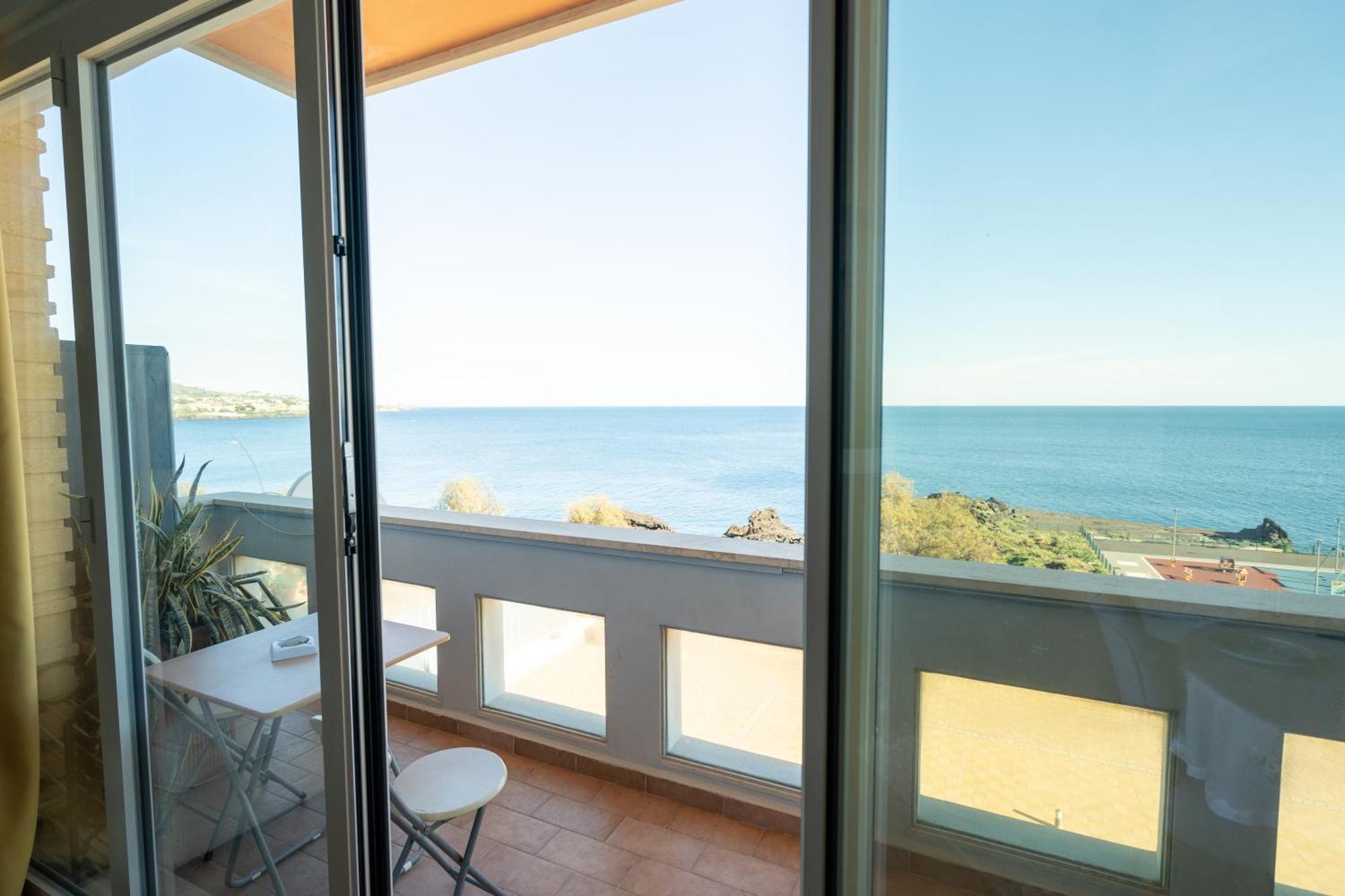 Perla Marina Sea View Apartment Катания Екстериор снимка